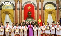 Vo Thi Anh Xuân rencontre des enfants exemplaires de Hô Chi Minh-Ville