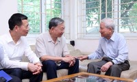 Tô Lâm félicite des journalistes chevronnés
