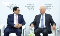 Pham Minh Chinh et Klaus Schwab président une séance de débats