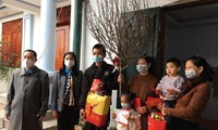 Workers nationwide receive Tet gifts
