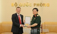 Le général Ngo Xuan Lich reçoit l’ambassadeur de France au Vietnam
