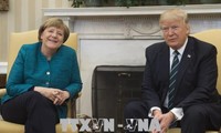 Après Emmanuel Macron, Donald Trump reçoit Angela Merkel, mais avec moins de faste