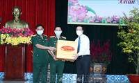 Le permanent du secrétariat du PCV présente ses voeux de Têt  à des soldats à Hô Chi Minh-ville