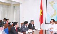 PM Nguyen Tan Dung works with Quang Tri authorities