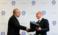 Russia, Iran sign nuclear construction deal 