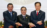 PM Nguyen Tan Dung meets the Vietnamese community in Laos