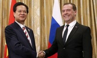 Russian PM Dmitry Medvedev begins visit to Vietnam