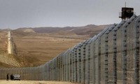 Israel builds fence along border with Jordan