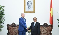 Prime Minister Nguyen Xuan Phuc receives foreign diplomats