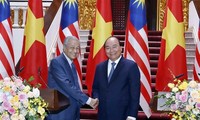 Malaysian PM visits Vietnam to boost bilateral ties