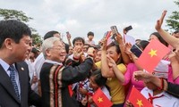 Heartwarming photos of Party leader Nguyen Phu Trong with compatriots and soldiers nationwide