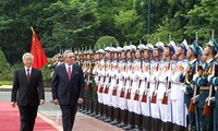 ທ່ານເລຂາທິການໃຫຍ່ Nguyen Phu Trong ຈັດງານລ້ຽງຮອງຮັບປະທານ Raul Castro Ruz