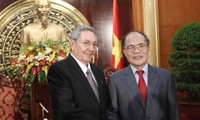 ປະທານສະພາແຫ່ງຊາດຫວຽດນາມ Nguyen Sinh Hung ໃຫ້ການຕ້ອນຮັບປະທານ Raul Castro Ruz