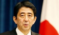 ທ່ານນາຍົກລັດຖະມົນຕີ ຍີປຸ່ນ Shinzo Abe ເລີ່ມຕົ້ນການຢ້ຽມຢາມ ອາເມລິກາ