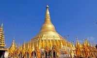 ວັດ Shwedagon ຢູ່ Yangon ປະເທດມຽນມາ- ສະຖານທີ່ດຶງດູດນັກທ່ອງທ່ຽວ