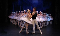 하노이 오페라 하우스 무대에서 세계 명작 클래식 발레 "백조의 호수" 최초 공연