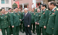 KPV-Generalsekretär Nguyen Phu Trong berät mit der Politikabteilung der Armee