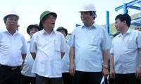  Parlamentspräsident Nguyen Sinh Hung besucht die Industriezone Vung Ang