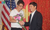 Der vietnamesische Botschafter gratuliert Schüler bei Chemie-Olympiade