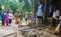 Hilfe für die von Überschwemmung betroffenen Provinzen in Zentralvietnam