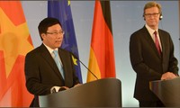 Außenminister Pham Binh Minh trifft deutschen Amtskollegen Guido Westerwelle
