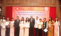 Hessen überreicht vietnamesischen Studenten Stipendien