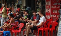Das Fassbier der Altstadt Hanois interessiert ausländische Touristen