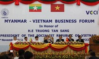 Staatspräsident Truong Tan Sang besucht die vietnamesische Botschaft in Myanmar