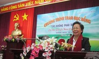 Vize-Staatspräsidentin Nguyen Thi Doan überreicht Stipendien an Bergprovinzen