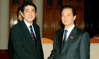 Premierminister Dung führt Telefon-Gespräch mit seinem japanischen Kollegen