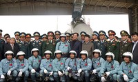 Premierminister Nguyen Tan Dung besucht das Luftwaffenregiment 923
