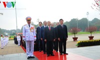 Hochrangige Politiker besuchen das Ho Chi Minh-Mausoleum