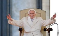 Papst Benedikt verabschiedet Gläubige 