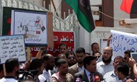 Bewaffnete Milizen umstellen das Außenministerium in Libyen 