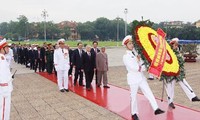 Spitzenpolitiker besuchen Ho Chi Minh-Mausoleum