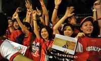 Vietnamesische Fußballfans begrüßen Arsenal-Spieler in Vietnam