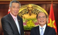 Parlamentspräsident Nguyen Sinh Hung trifft Singapurs Premierminister Lee Hsien Loong