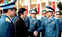 Staatspräsident Truong Tan Sang besucht Luftstreitkräfte