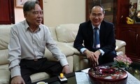 Dachverband-Vorsitzende Nguyen Thien Nhan besucht ehemalige hochrangige Politiker