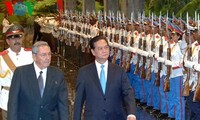 Premierminister Nguyen Tan Dung führt Gespräch mit Kubas Staatschef Raul Castro Ruz