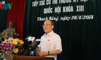 Parlamentspräsident Nguyen Sinh Hung trifft Wähler in der Provinz Ha Tinh