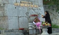 Vize-Parlamentspräsidentin Tong Thi Phong besucht Denkmal der gefallenen Milizen in Son La