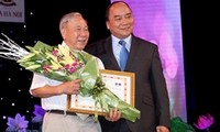 Preisverleihung des Schreibwettbewerbs über Lernen und Arbeiten nach dem Präsidenten Ho Chi Minh