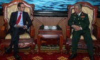 Der Vize-Verteidigungsminister empfängt den Vertreter des US-Präsidenten