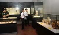 Vietnamesische Bildhauerei aus Keramik in einer Ausstellung “Alte Skulpturen aus Vietnam”