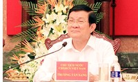 Staatspräsident Truong Tan Sang empfängt Delegierte des internationalen Seminars in Vietnam