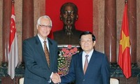 Staatspräsident Truong Tan Sang empfängt den ehemaligen singapurischen Premierminister Goh Chok Tong