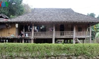 Die Einzigartigkeit von Pfahlhäusern der Volksgruppe Muong Bi in Hoa Binh