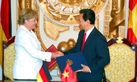 Premierminister Nguyen Tan Dung führt Gespräch mit Bundeskanzlerin Angela Merkel