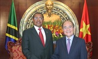 Parlamentspräsident Nguyen Sinh Hung empfängt den tansanischen Präsidenten